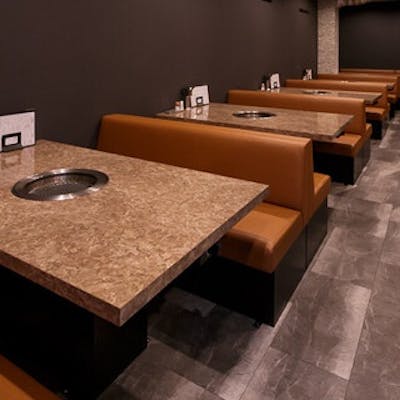 無煙ロースター完備の快適な店内で寛ぎのひととき