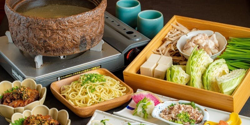 【朋樂堪能コース】テールスープ・牛タンつくね・もつ鍋・牛タン・特製麺など全8品（一休限定）