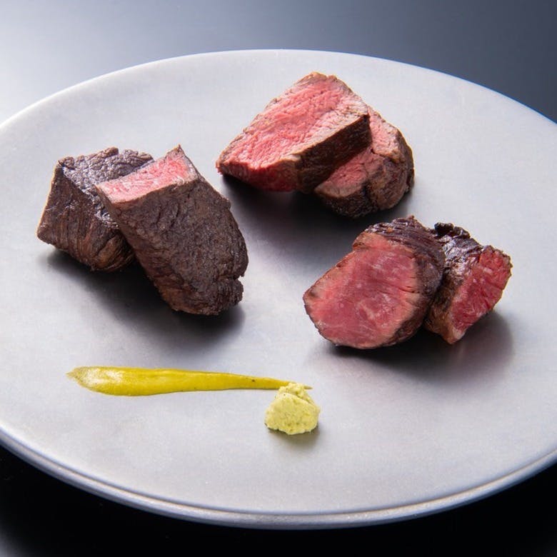 厳選された赤身肉のステーキ