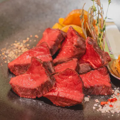シェフ自慢の北見エゾシカ肉の熟成ロースト