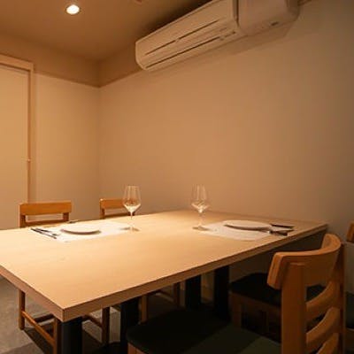 記念日や接待に最適な完全個室。高級感溢れる空間で、大切な人との特別なひとときを。