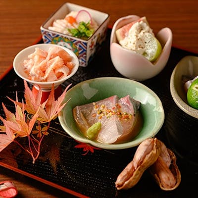 鮮魚や旬食材を使用した季節感のある華やかなコース