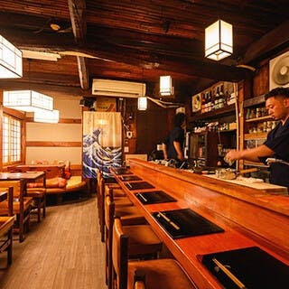 昭和の雰囲気が感じられる温かみのある空間でゆったりと