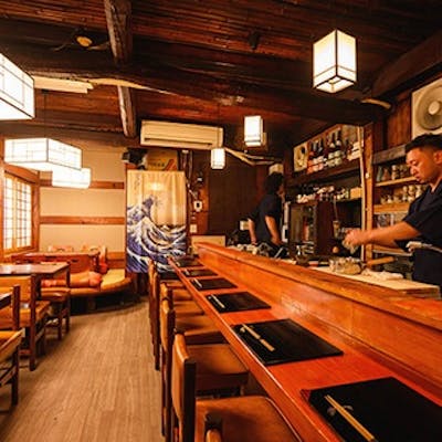 昭和の雰囲気が感じられる温かみのある空間でゆったりと