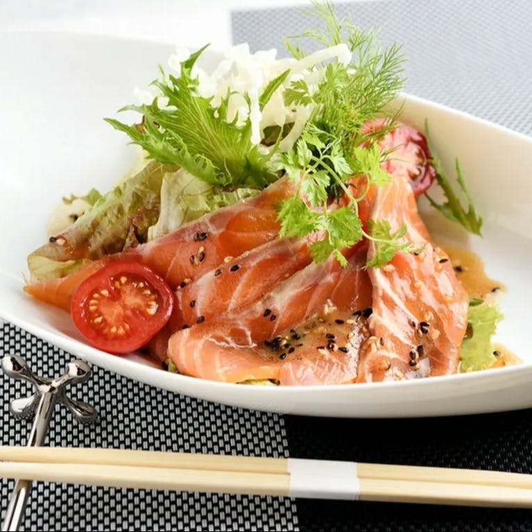 自家製スモークサーモンのサラダ