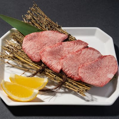 稀少な「生」が織りなす、A5ランク和牛 生タン塩の真髄