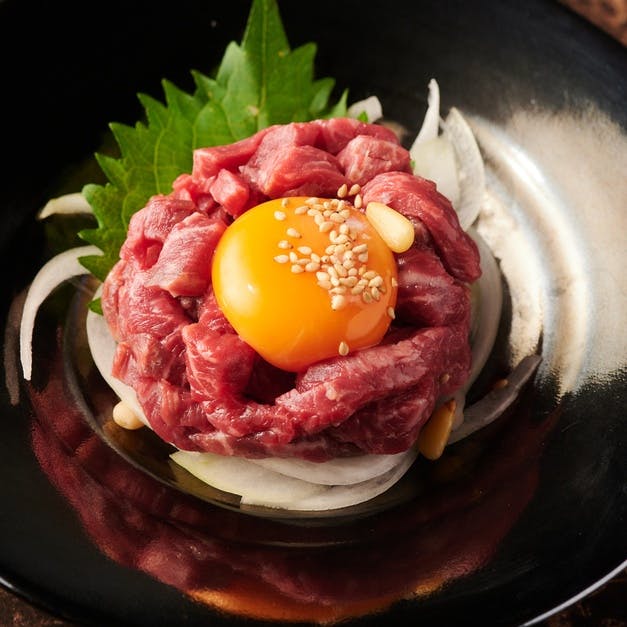ここでしか味わえない。特製ユッケと手間暇かけた自家製料理の妙味