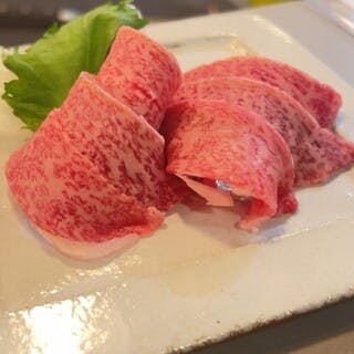 希少な黒毛和牛“花乃牛”を使用。とろける味わいを楽しんで