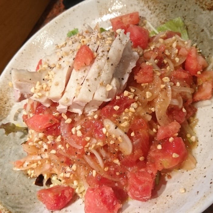 新鮮なトマトと鶏肉のサラダ