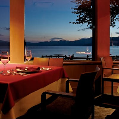 洗練された湖畔のモダン空間