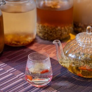 自家製薬膳酒と多彩な漢方茶で心身をリフレッシュ