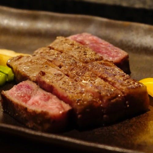 目の前で繰り広げられる鉄板焼きの妙技