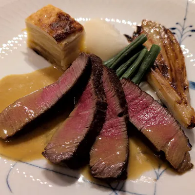 厳選食材を使用したシェフ自慢の料理