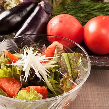 有機野菜を使用した新鮮サラダ