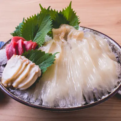 新鮮な海の幸を使った刺身盛り合わせ