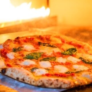 580度の窯で焼き上げる本格ナポリピッツァ