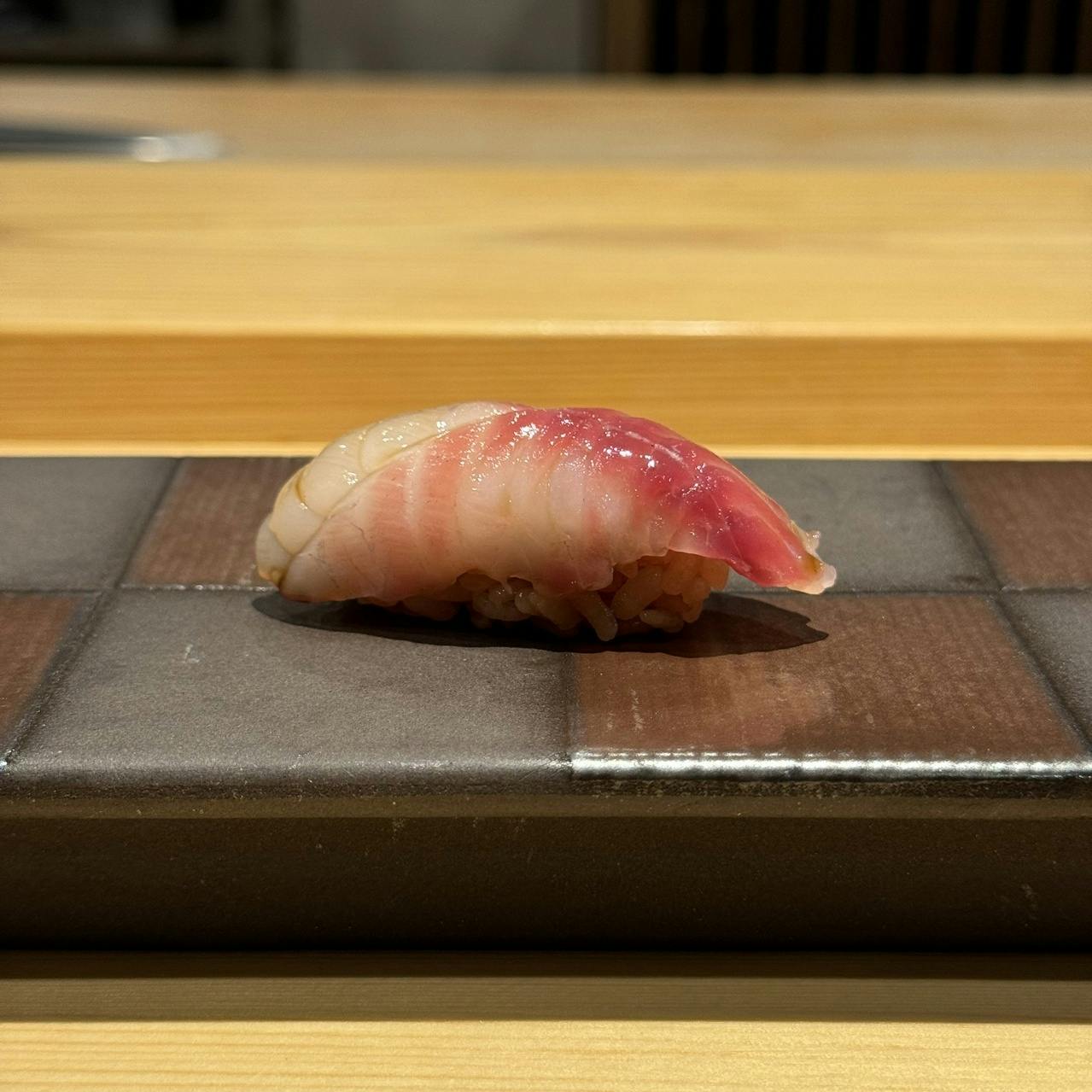 新鮮な北陸の魚介を使用した赤酢寿司