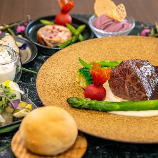 選べるメインが魅力のランチコース