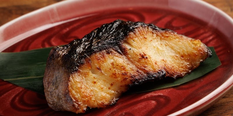 【美食の饗宴】全9品はかた地鶏の炭火焼きや黒毛和牛サーロインの肉寿司「華ーHANAー」7,000円