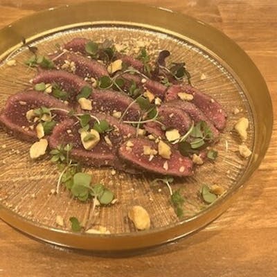 名物『アルプス鹿のたたき』を堪能。ジビエ初心者も安心