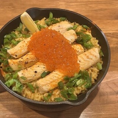 四季折々の旬食材を使った季節のパエリア。豊富な逸品も