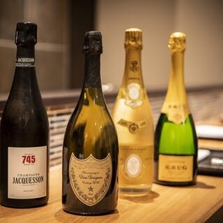 上質な日本酒やソムリエ厳選ワインなど多彩なラインナップが自慢