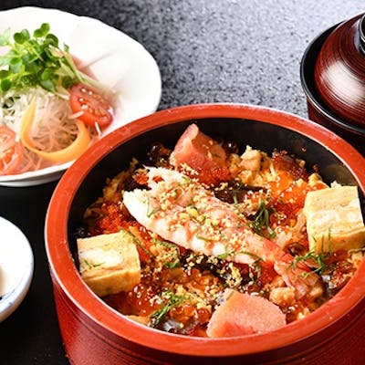 多彩な具材が魅力の特製バラちらし