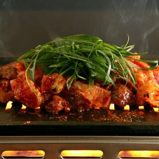 名物「ごちゃまぜ焼き」で多彩な部位を堪能