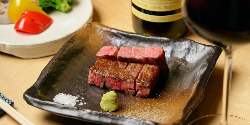 【シェフおまかせコース＋2.5h飲み放題付】「魚介の鉄板焼き」と選べる「黒毛和牛」をお得に！