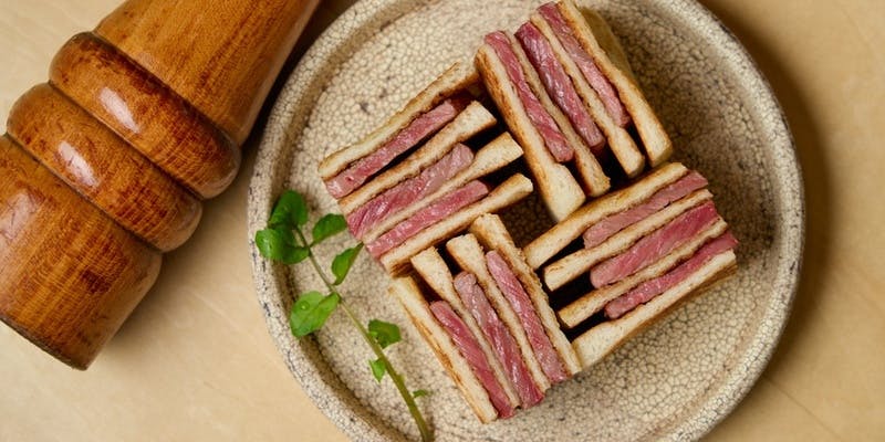 【豪華！黒毛和牛と活あわびのコース】名物！「和牛ミルフィーユサンド （2ケ）」付