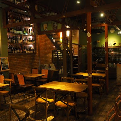 落ち着いた雰囲気の店内