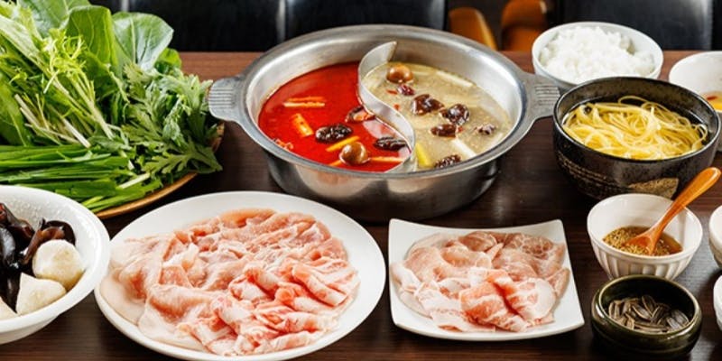 【平日限定たっぷり野菜と麦豚の薬膳火鍋セット】むさし麦豚と共にたっぷりの野菜が楽しめる全4品