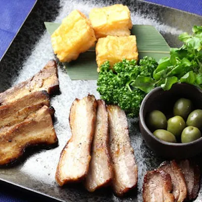 仕込みに一週間。さくらウッドで丹念に燻し、食材の旨味を凝縮させた自慢の自家製燻製料理