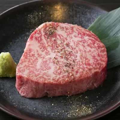 新鮮な赤身肉と希少部位を堪能
