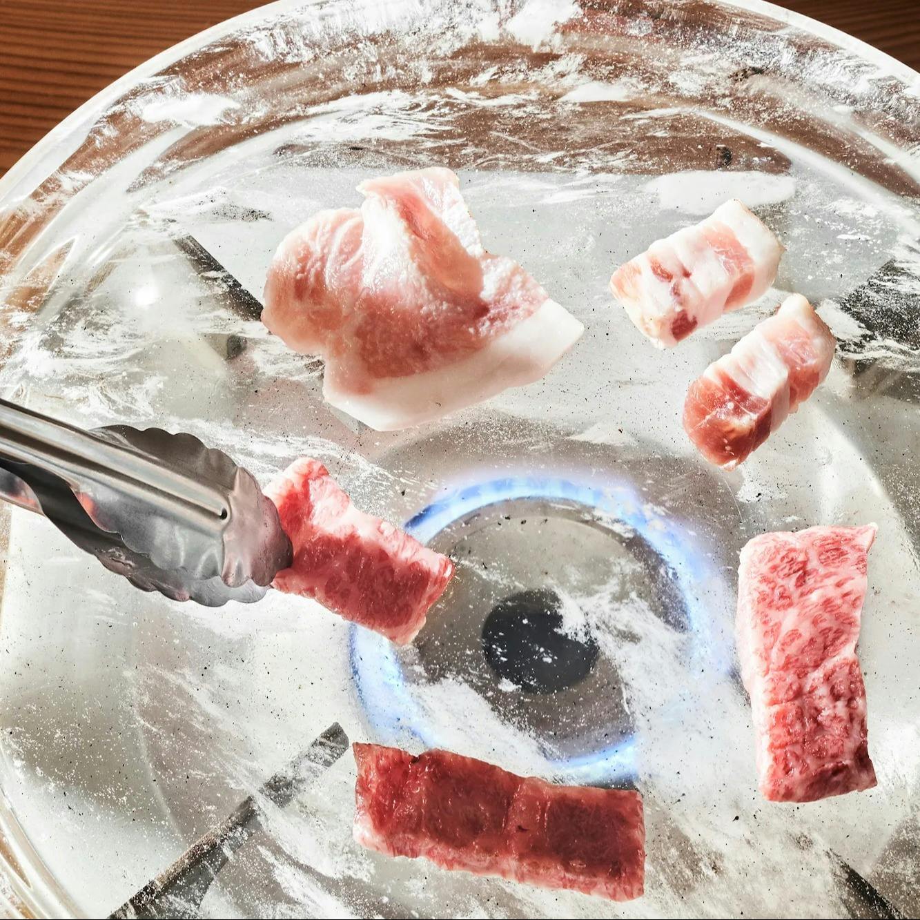 水晶板が引き出す肉の純粋な旨味