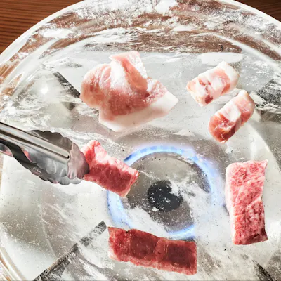 水晶板が引き出す肉の純粋な旨味