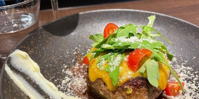 【ランチ・グラスワイン付き】こだわりの100％ビーフのハンバーグなど全3皿＋乾杯ドリンク＆カフェ付き