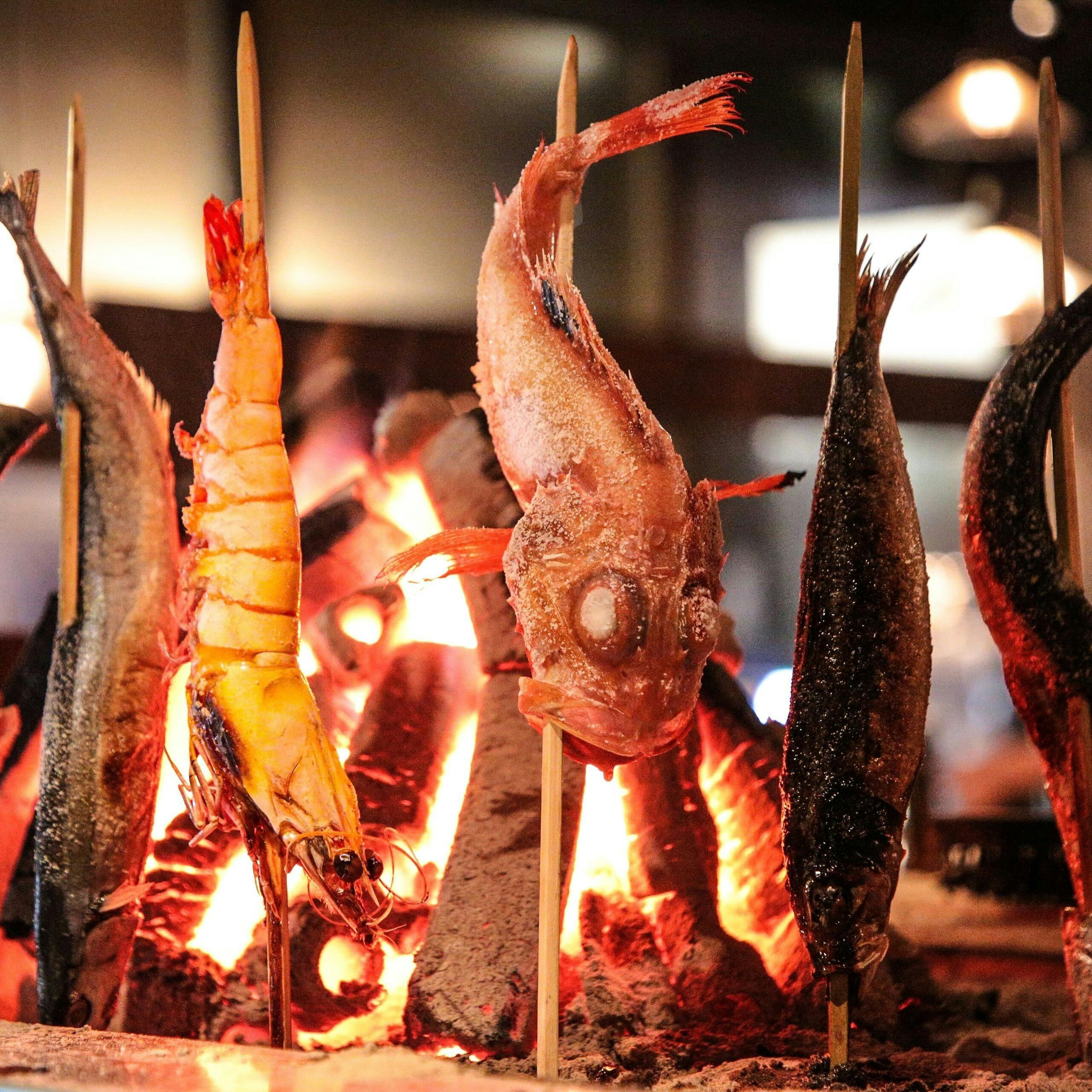 旬の海鮮を贅沢に味わう、原始焼きと炉端焼きの饗宴