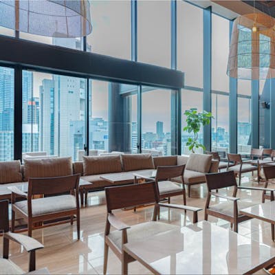 大きな窓から都心の景色を望む、洗練された癒しの空間。