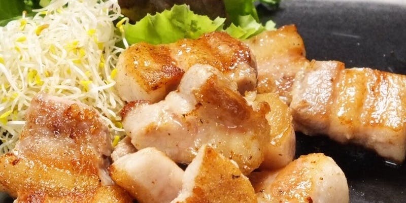 串焼き・ブランド豚ステーキ・カルパッチョなどを堪能できる「Bコース」＋2時間飲み放題付き