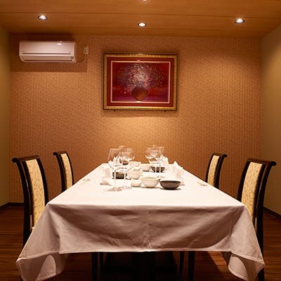 多彩なシーンに対応する個室とカウンター席