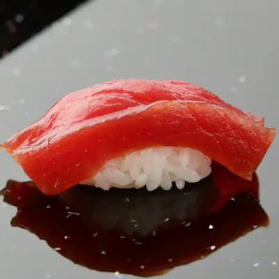 カツオ節と酒、醤油に12時間漬け込んだ『赤身 漬け』