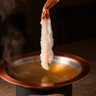 蟹をメインとしたコース料理をご提供しております。