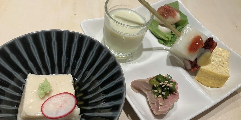 【カウンター席限定】　お通し＋前菜五点盛＋ハラカラ奴＋ドリンク1杯。通常料金1924円が今だけ1000円！