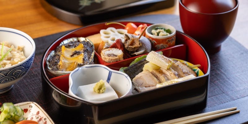 【お弁当】お弁当、御飯、汁椀、御造り 全4品