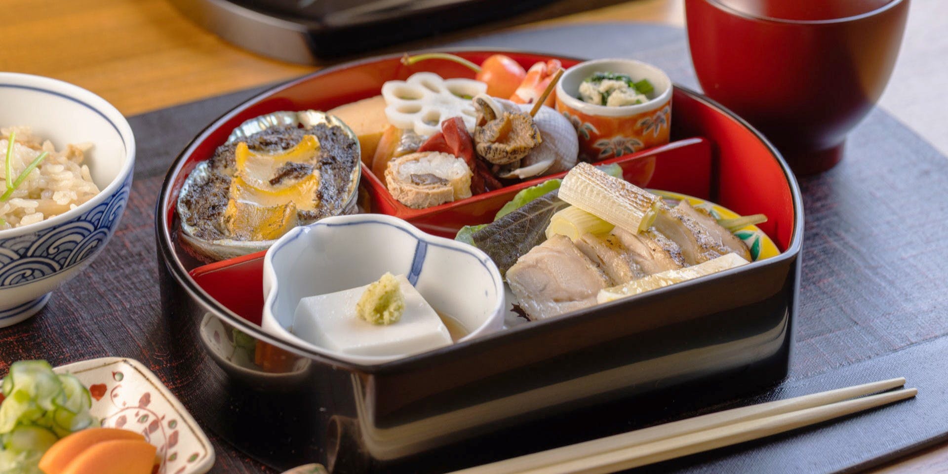 懐石 厨／雷門旅館 【懐石料理】先付、御造り、焼き物、強肴、椀物など