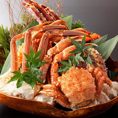 厳選された蟹を使用した贅沢な料理
