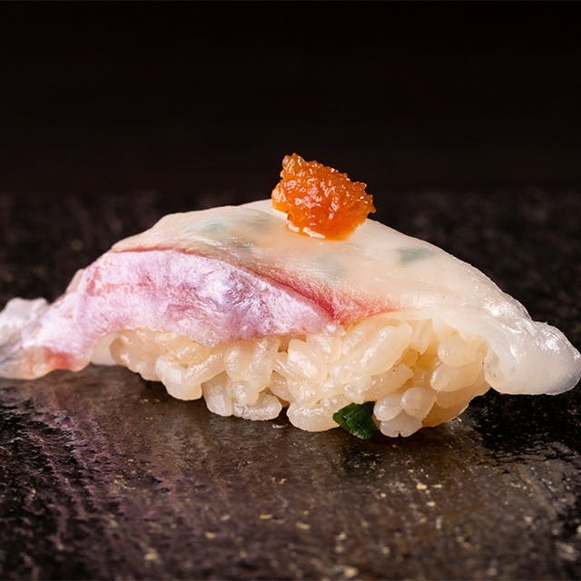 カウンターで味わう江戸前鮨の風情と臨場感