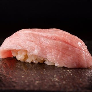 熟練の職人技が光る繊細な握り