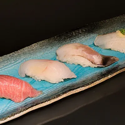 新鮮な魚介を使った極上の握り